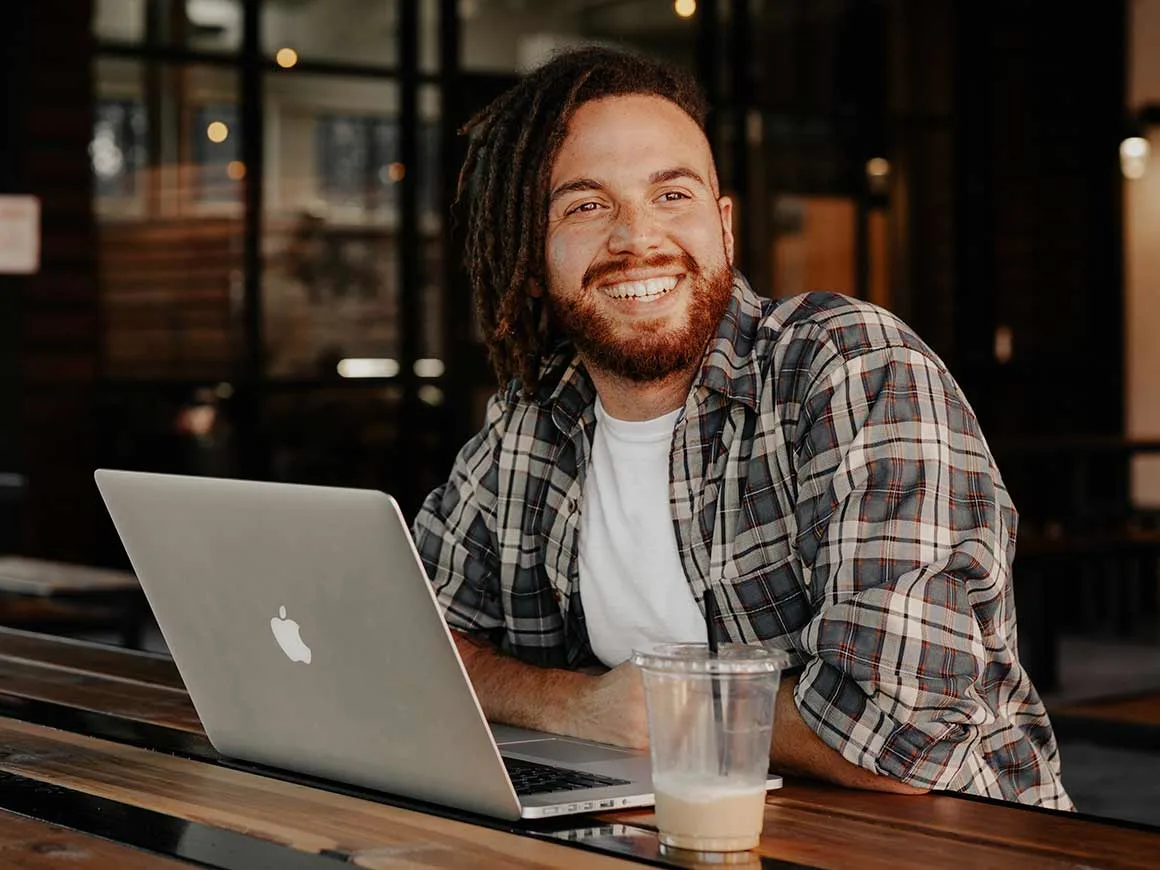 Man with laptop at coffee shop